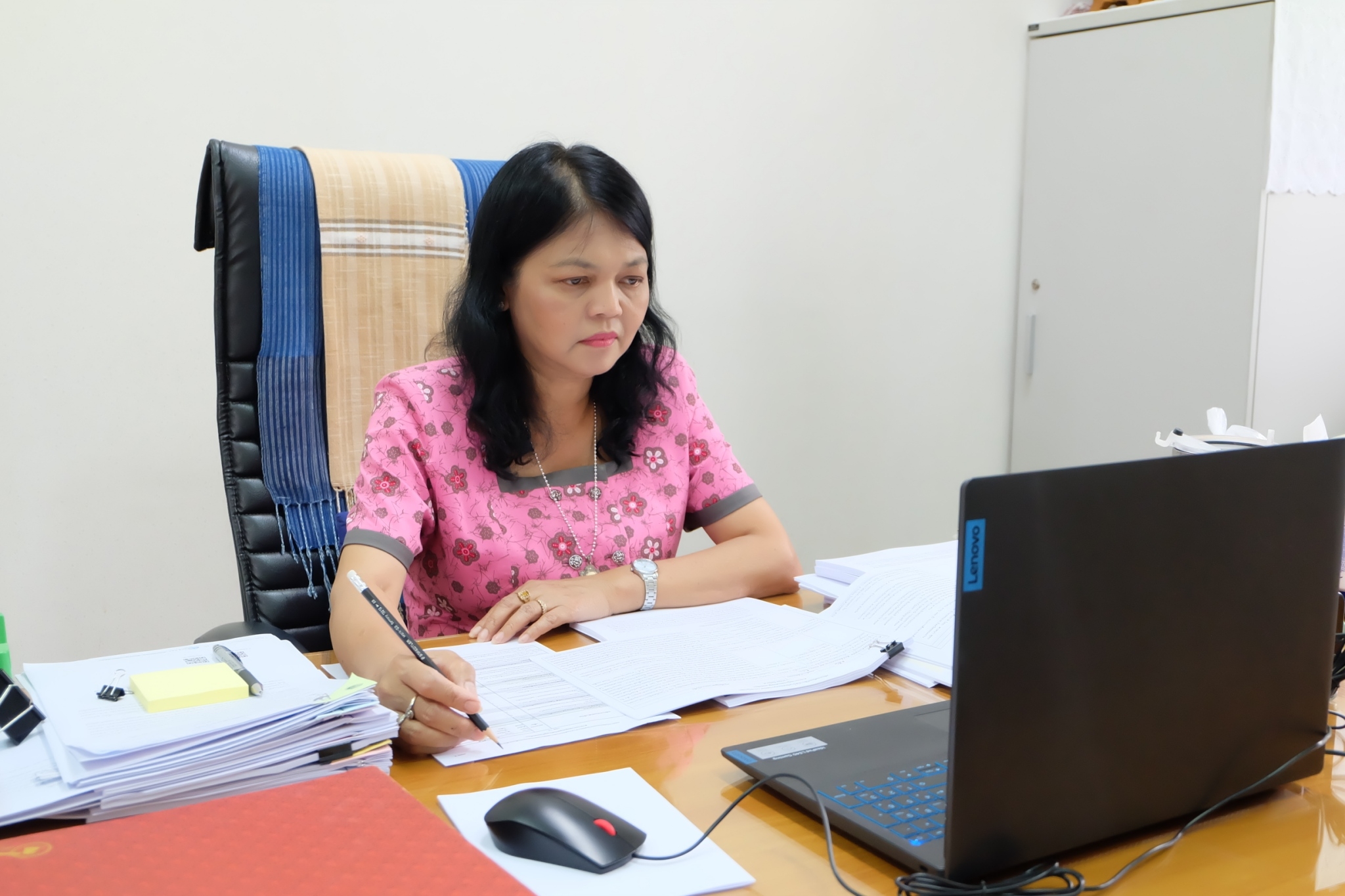 title - ผู้ตรวจราชการ ส.ป.ก. ร่วมประชุมคณะทำงานสรรหาปราชญ์เกษตรของแผ่นดินระดับเขต เขตตรวจราชการที่ 12 ประจำปี 2567 ผ่านระบบการประชุมทางไกลออนไลน์ Application Zoom Meeting